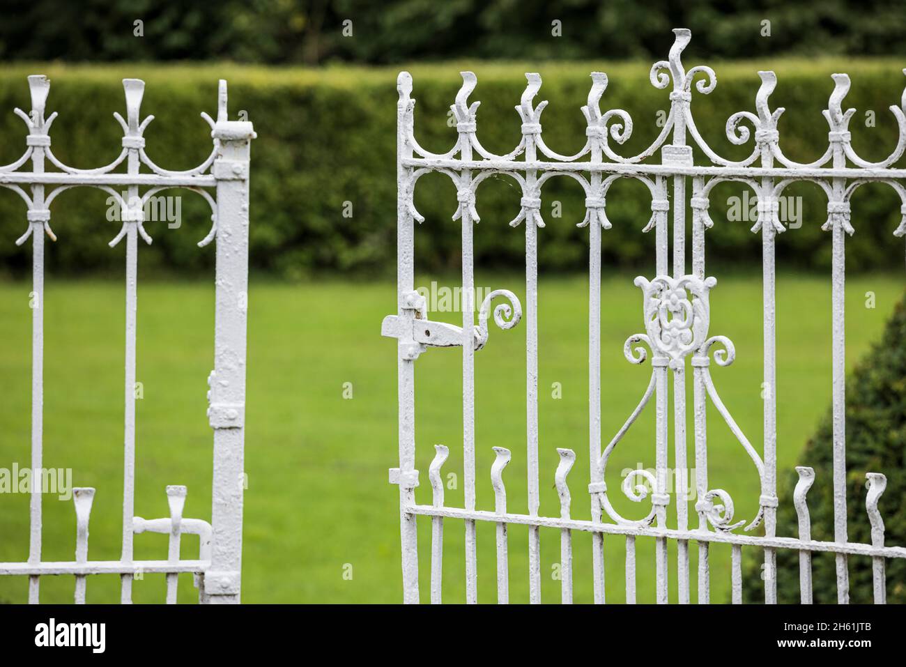 Parzialmente aperto cancello in ferro battuto nei giardini nel terreno di Palmerstown House, Johnstown, County Kildare, Irlanda Foto Stock