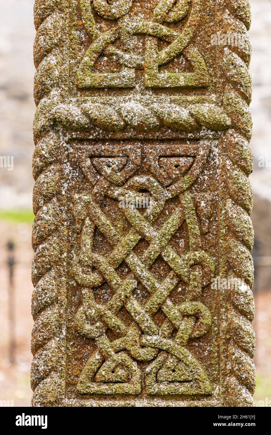 Dettagli del nodo celtico scolpiti in pietra su una croce celtica nella vecchia chiesa di Johnstown, County Kildare, Irlanda Foto Stock