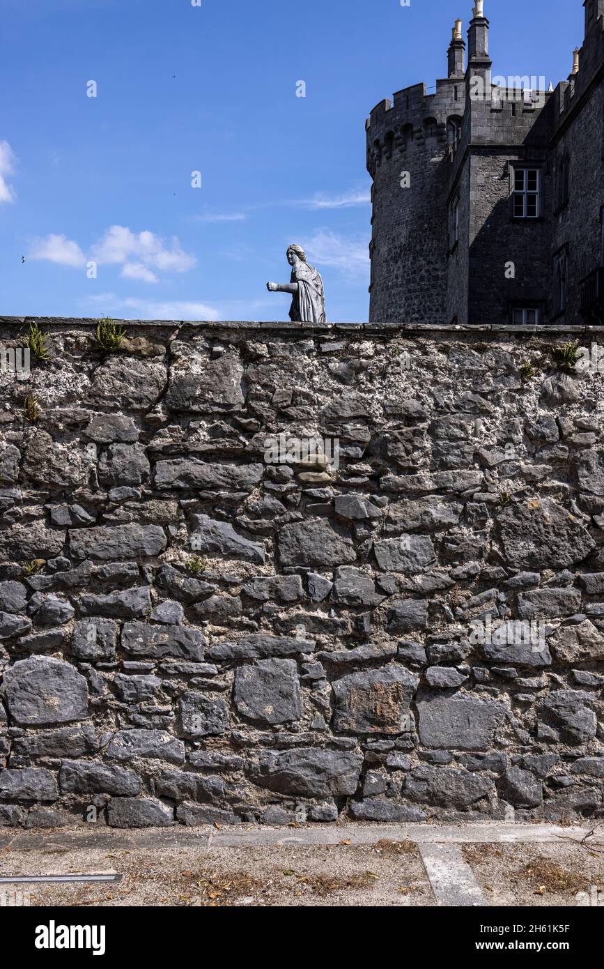 Statua nel giardino del castello di Kilkenny visto sopra le pareti dalla strada fuori, contea Kilkenny, Irlanda Foto Stock