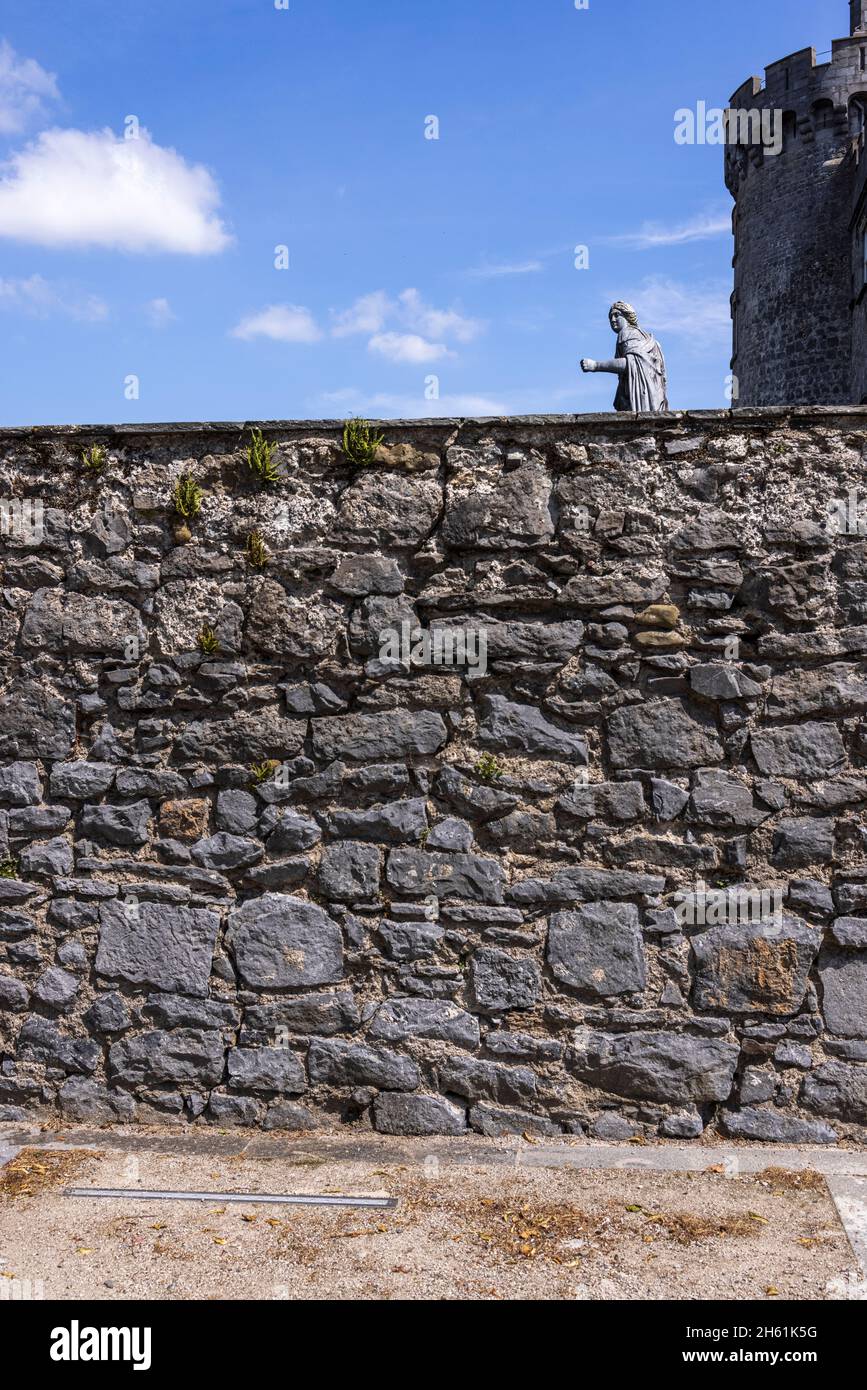 Statua nel giardino del castello di Kilkenny visto sopra le pareti dalla strada fuori, contea Kilkenny, Irlanda Foto Stock