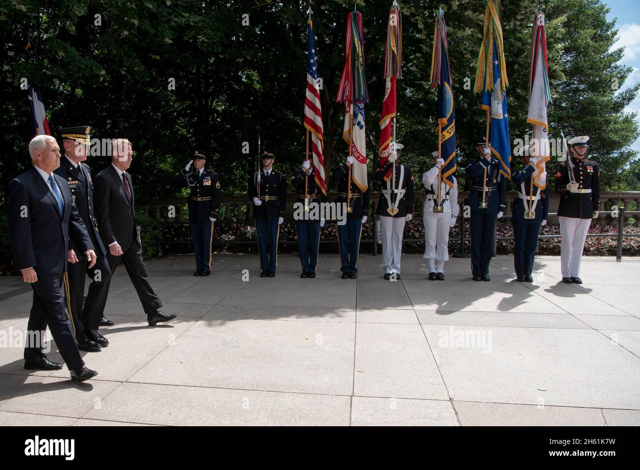 Reportage: Il Vice Presidente degli Stati Uniti Michael R. Pence cammina verso la tomba del Milite Ignoto con il comandante generale della Joint Force Headquarters - National Capital Region e del U.S. Army Military District di Washington, il generale dell'esercito Michael L. Howard, E il Segretario della Difesa Patrick M. Shanahan, Arlington National Cemetery, Arlington, Va., maggio 27, 2019. Foto Stock