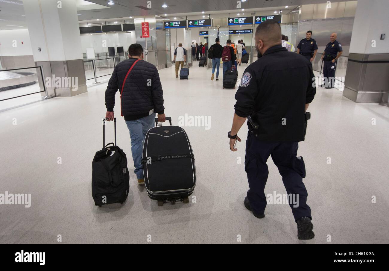 U.S. Customs and Border Protection, Office of Field Operations, funzionari che effettuano operazioni standard di screening degli arrivi all'aeroporto internazionale di Miami, Florida, 10 gennaio 2018 Foto Stock