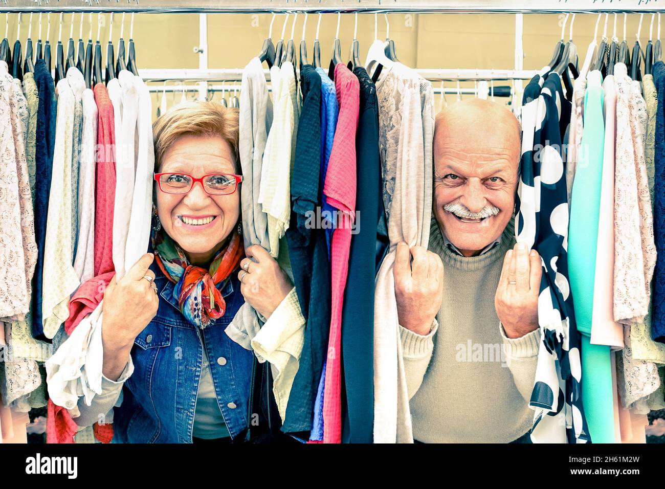 Coppia anziana giocosa a debole mercato delle pulci - concetto di anziano attivo con uomo e donna maturi che si divertono e fanno shopping nella città vecchia Foto Stock