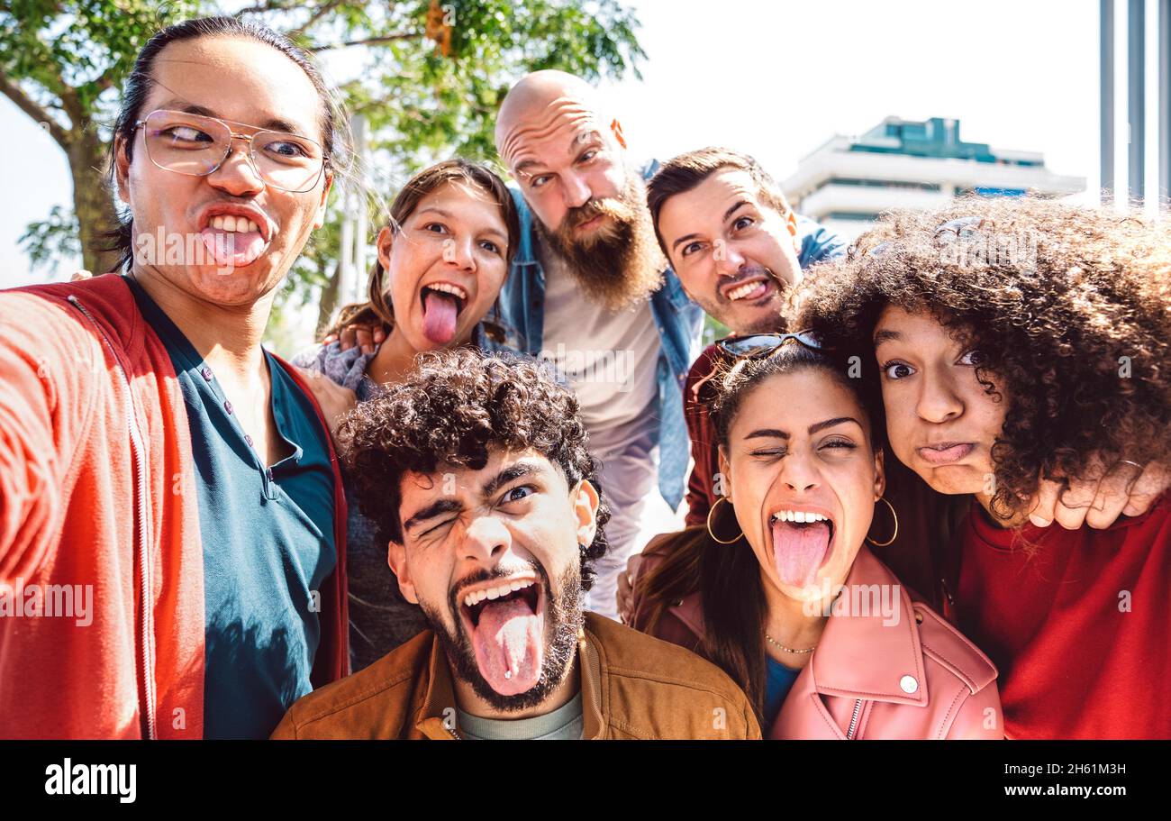 Multi culturale ragazzi e ragazze che prendono divertente selfie all'aperto - felice concetto di stile di vita milleniale da giovani amici multirazziale che hanno giorno di divertimento insieme Foto Stock