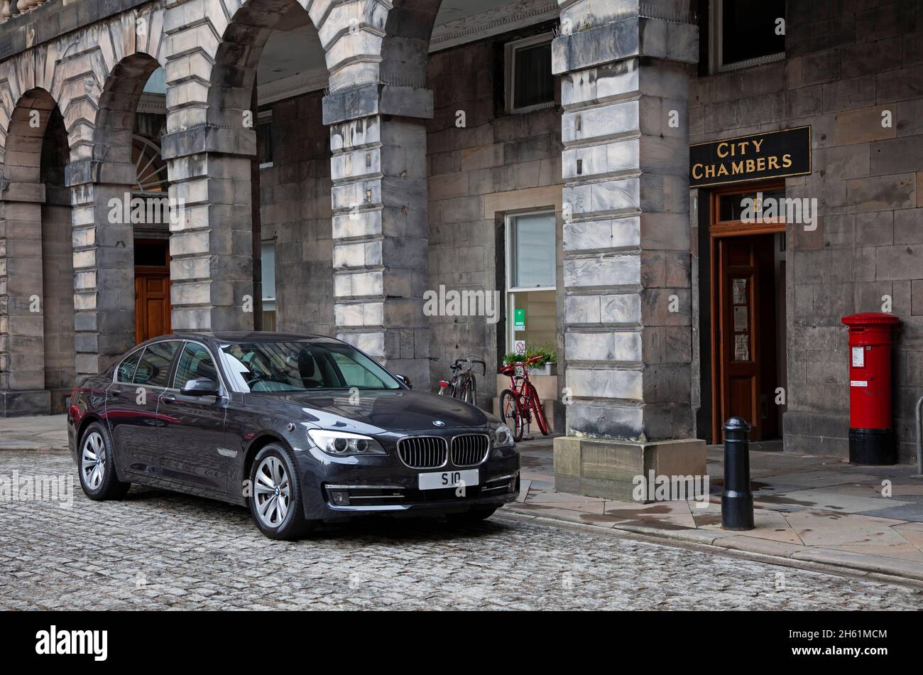 Edimburgo, Scozia, Regno Unito. 12 novembre 2021. Lord Provost del grande veicolo BMW di Edimburgo all'ingresso City Chambers nel centro della città. Credit: Arch White/Alamy Live News. Foto Stock