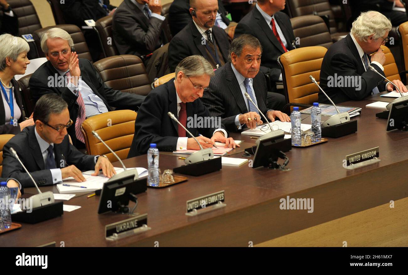 Il Segretario della Difesa Leon Panetta sguardi intorno alla stanza mentre partecipa ad una riunione della forza internazionale di assistenza alla sicurezza presso la sede della NATO a Bruxelles il 22 febbraio 2013 Foto Stock