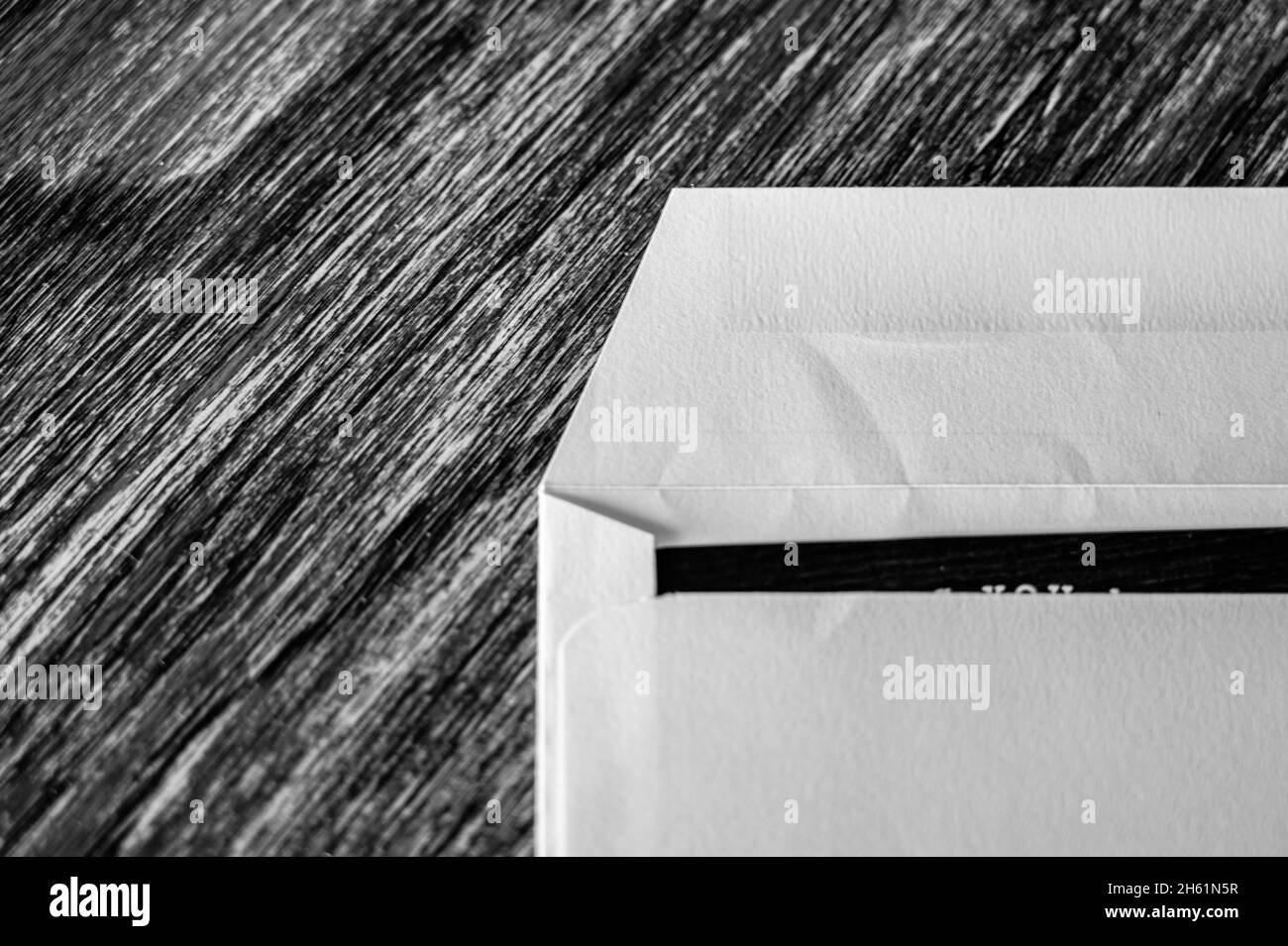 busta vuota pronta per essere sigillata e inviata per posta. Bordo della carta di colore scuro visibile. Foto Stock
