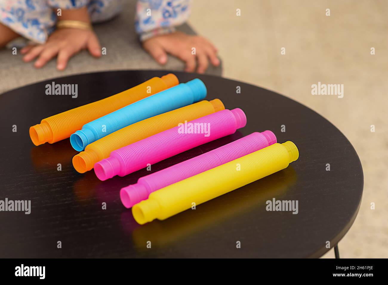 Fidget Pop tubi sensoriali giocattolo. Giocattolo Sensory Fidget. Messa a fuoco selettiva. Foto Stock