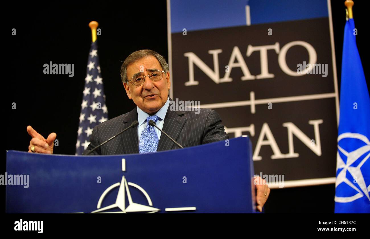 Il Segretario della Difesa Leon Panetta tiene una conferenza stampa dopo aver partecipato a due giorni di incontri con le controparti di altri paesi membri della NATO presso la sede della NATO il 22 febbraio 2013 Foto Stock