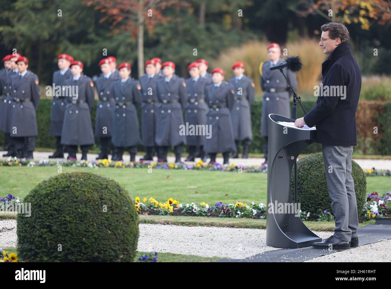 Bonn, Germania. 12 novembre 2021. Hendrik Wüst (CDU), Presidente del Ministro della Renania Settentrionale-Vestfalia, si rivolge alle reclute di fronte a Villa Hammerschmidt. 50 soldati del Battaglione di Difesa della NBC 7 di Höxter e del Battaglione di Difesa della NBC 750 di Bruchsal hanno preso i loro voti cerimoniali nella residenza ufficiale del Presidente Federale a Bonn. Credit: Oliver Berg/dpa/Alamy Live News Foto Stock