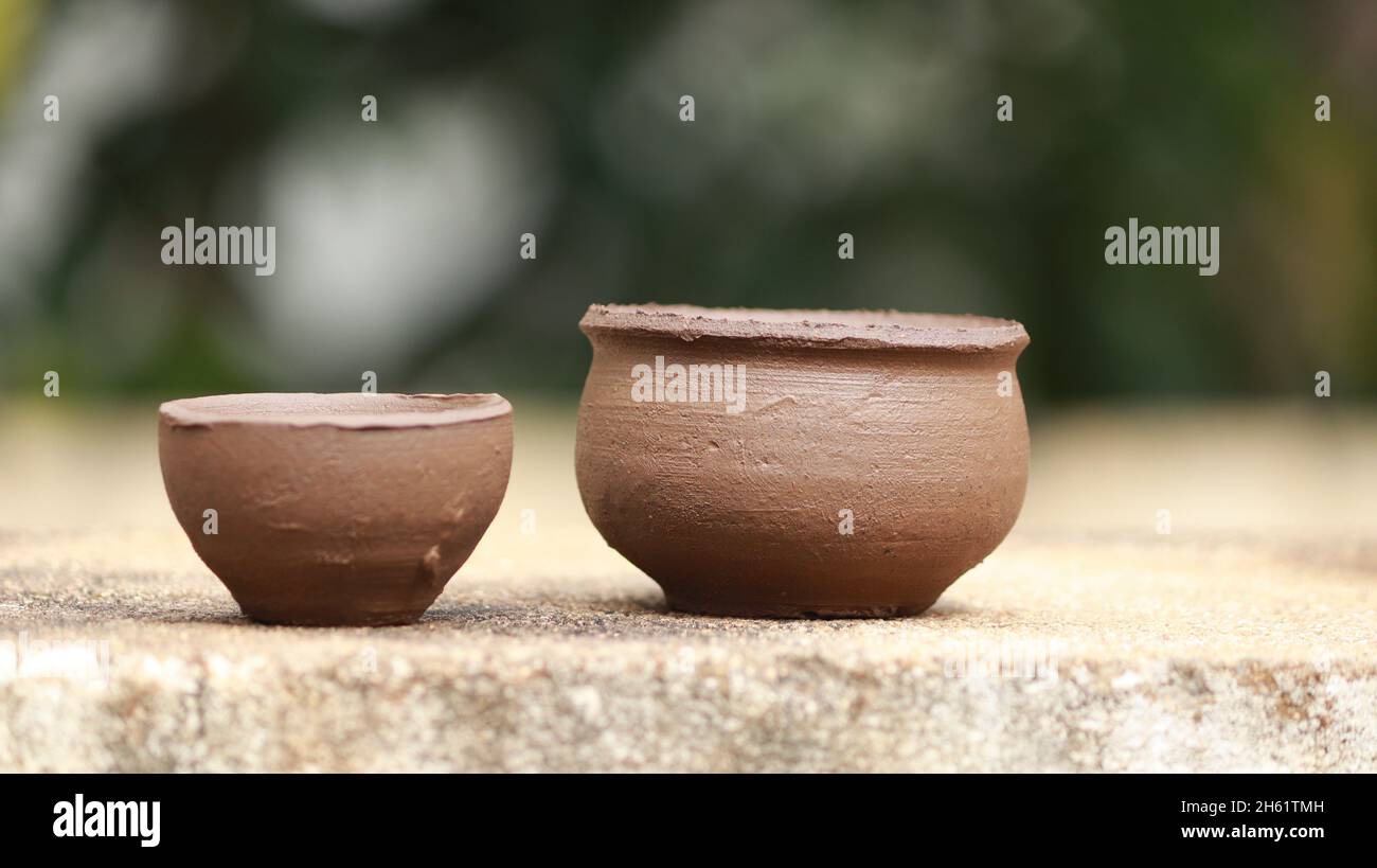 La ceramica fatta dai ragazzi per giocare con l'argilla è lasciata asciugare nella tenda Foto Stock