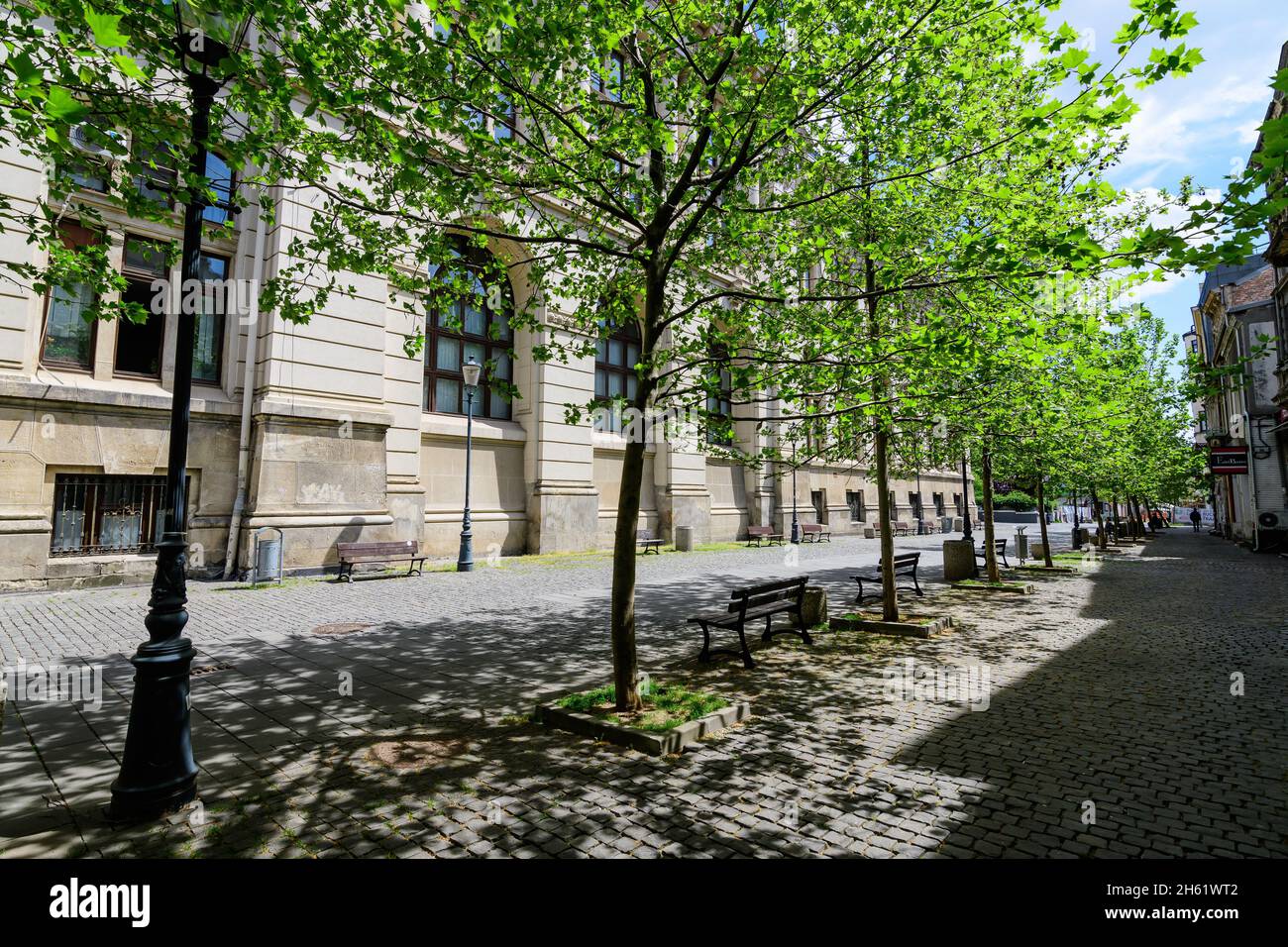 Bucarest, Romania - 6 maggio 2021: Vecchi edifici con bar e ristoranti in via Francese (strada Franceza) nel centro storico (Centrul Vechi) Foto Stock