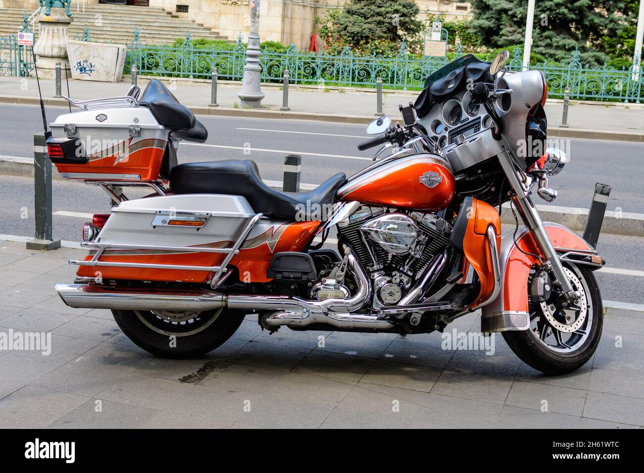 Bucarest, Romania - 6 maggio 2021: Harley Davidson classico moto parcheggiato su una strada in una giornata di primavera soleggiata Foto Stock