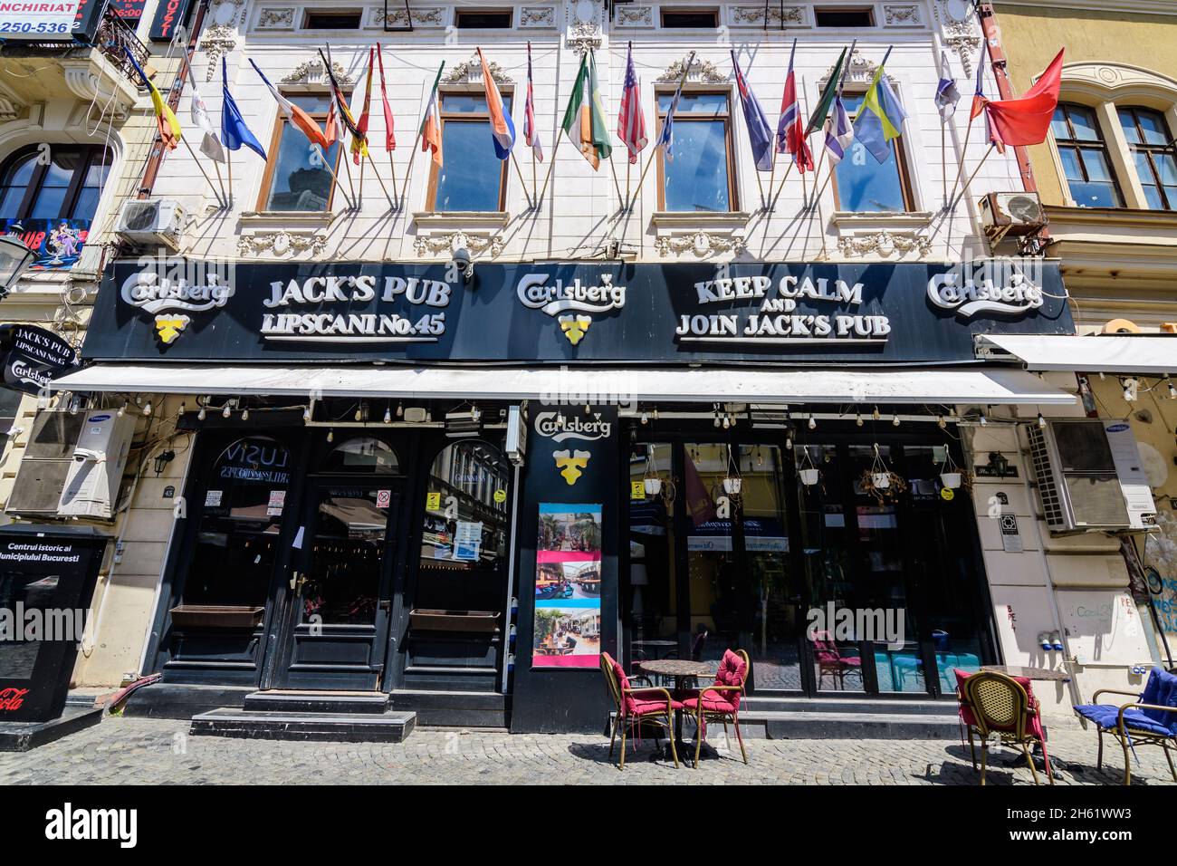 Bucarest, Romania - 6 maggio 2021: Vecchi edifici con bar e ristoranti in via Lipscani (strada Lipscani) nel centro storico (Centrul Vechi) Foto Stock