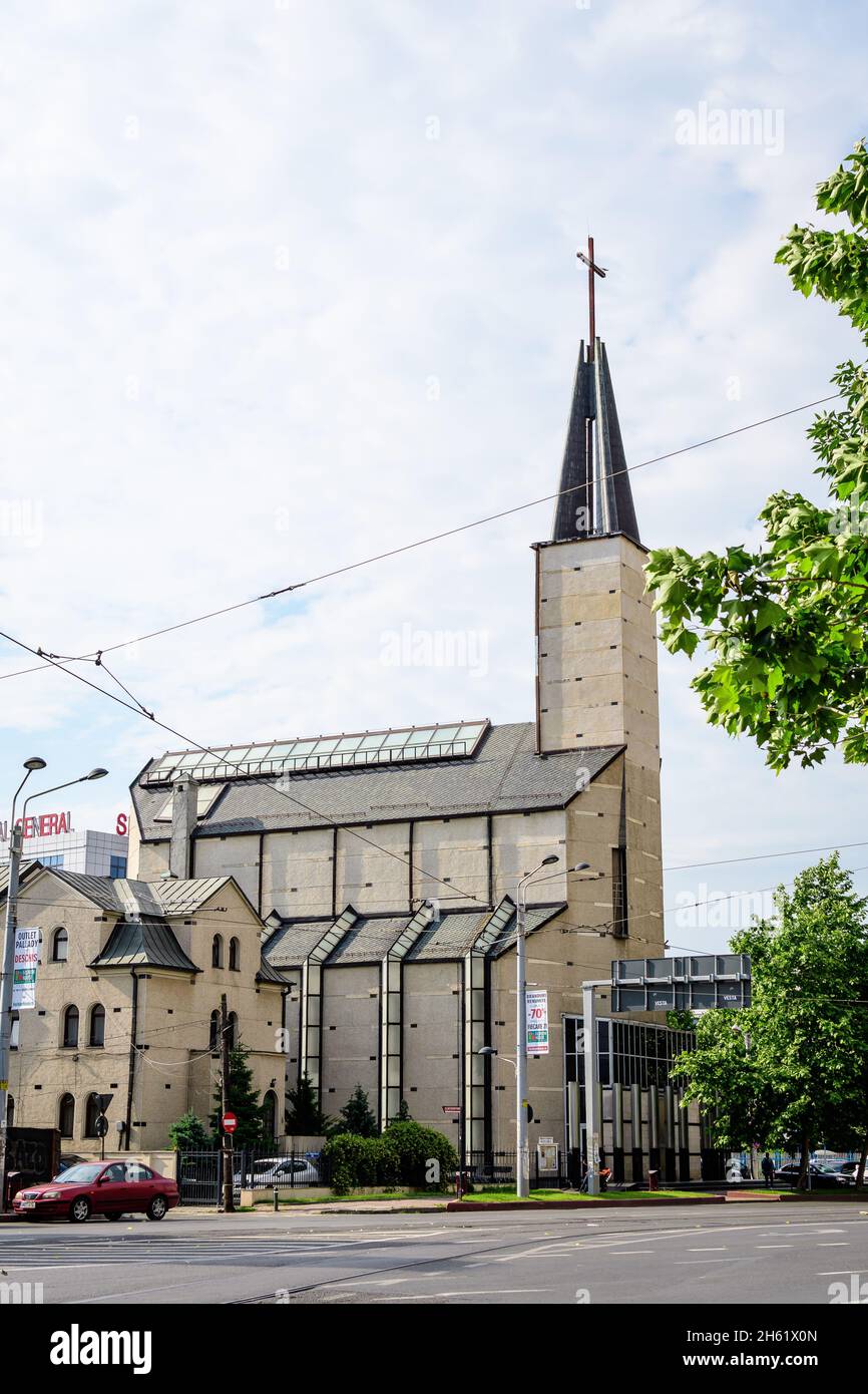 Bucarest, Romania - 6 giugno 2021: Edificio ristrutturato della Chiesa cattolica di Santa Croce (Biserica Sfanta Cruce) nel centro della città in una nuvolosa giornata estiva Foto Stock