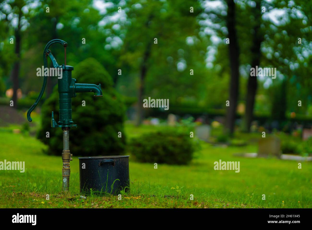 pompa a mano in un cimitero pubblico, nitidezza selettiva, bokeh bello Foto Stock