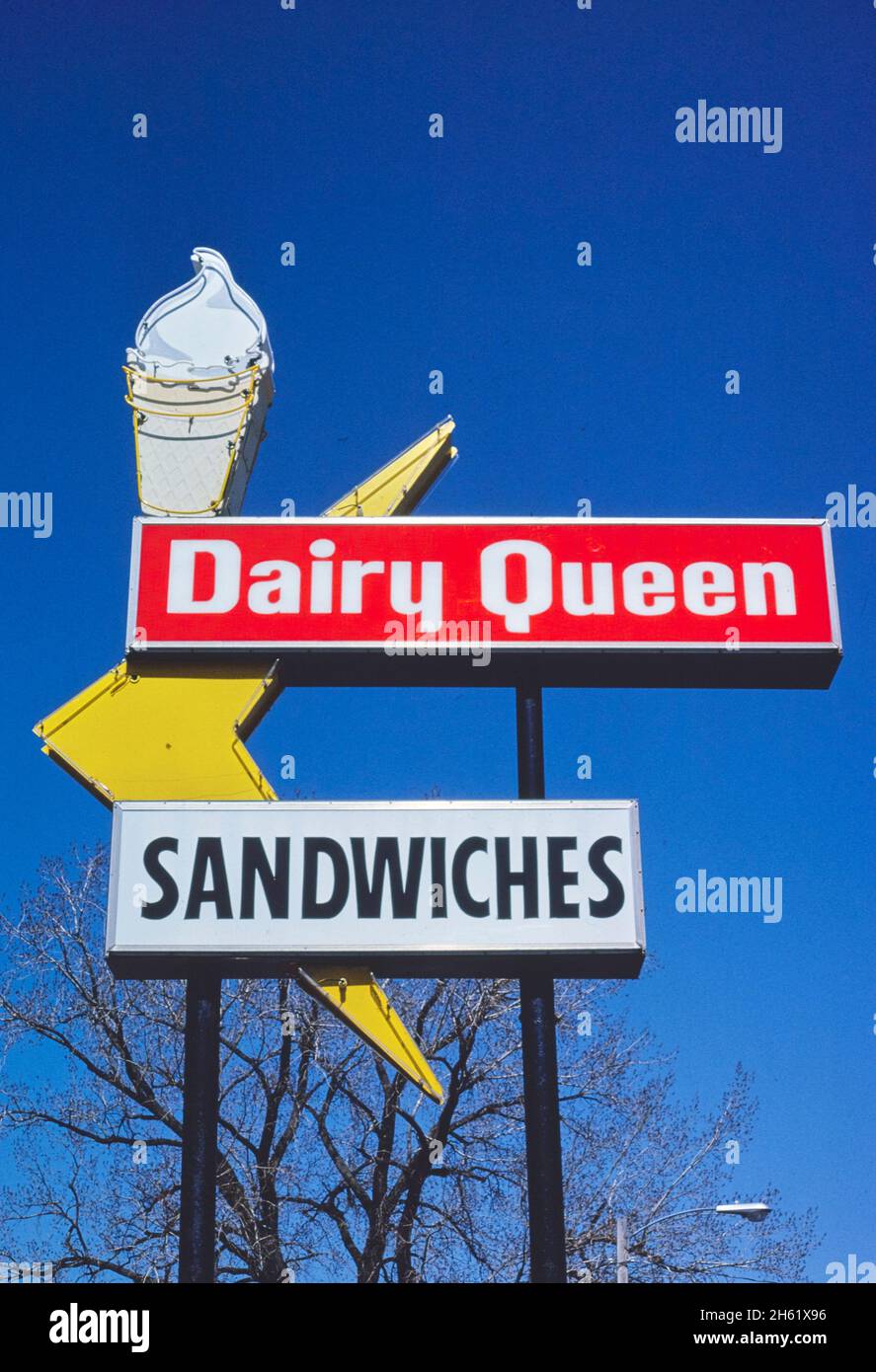 Cartello per gelato Dairy Queen, Des Moines, Iowa; ca. 1980 Foto Stock