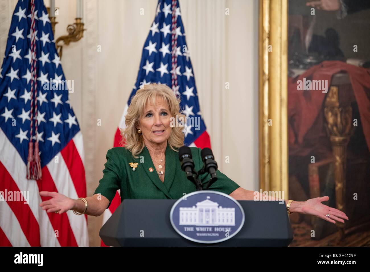 Washington, Stati Uniti d'America. 10 novembre 2021. Jill Biden, parla ad un evento che onorerà i bambini caregivers delle famiglie militari e veterane, parte della sua iniziativa delle forze unificanti nella stanza Est della Casa Bianca, 10 novembre 2021 a Washington, D.C. Credit: SSgt. Jack Sanders/foto DOD/Alamy Live News Foto Stock