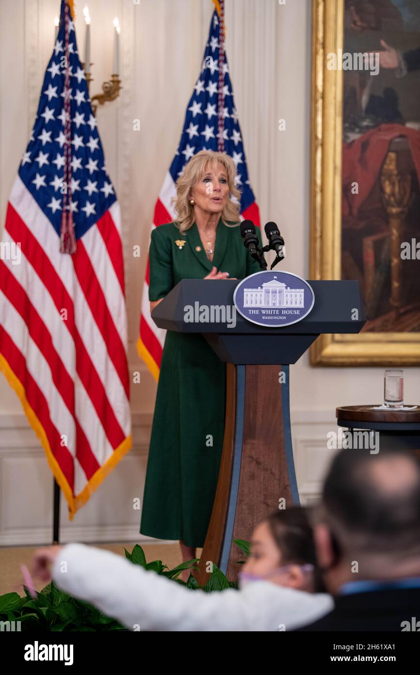 Washington, Stati Uniti d'America. 10 novembre 2021. Jill Biden, parla ad un evento che onorerà i bambini caregivers delle famiglie militari e veterane, parte della sua iniziativa delle forze unificanti nella stanza Est della Casa Bianca, 10 novembre 2021 a Washington, D.C. Credit: SSgt. Jack Sanders/foto DOD/Alamy Live News Foto Stock