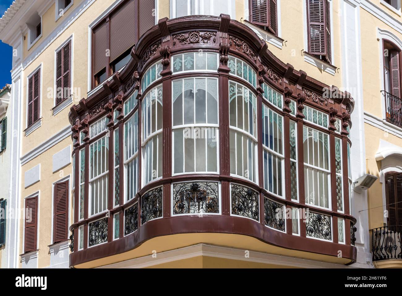 casa moncada con tipica finestra a baia curva, boinder, sul carrer hannover, mahon, mao, menorca, spagna, europa Foto Stock