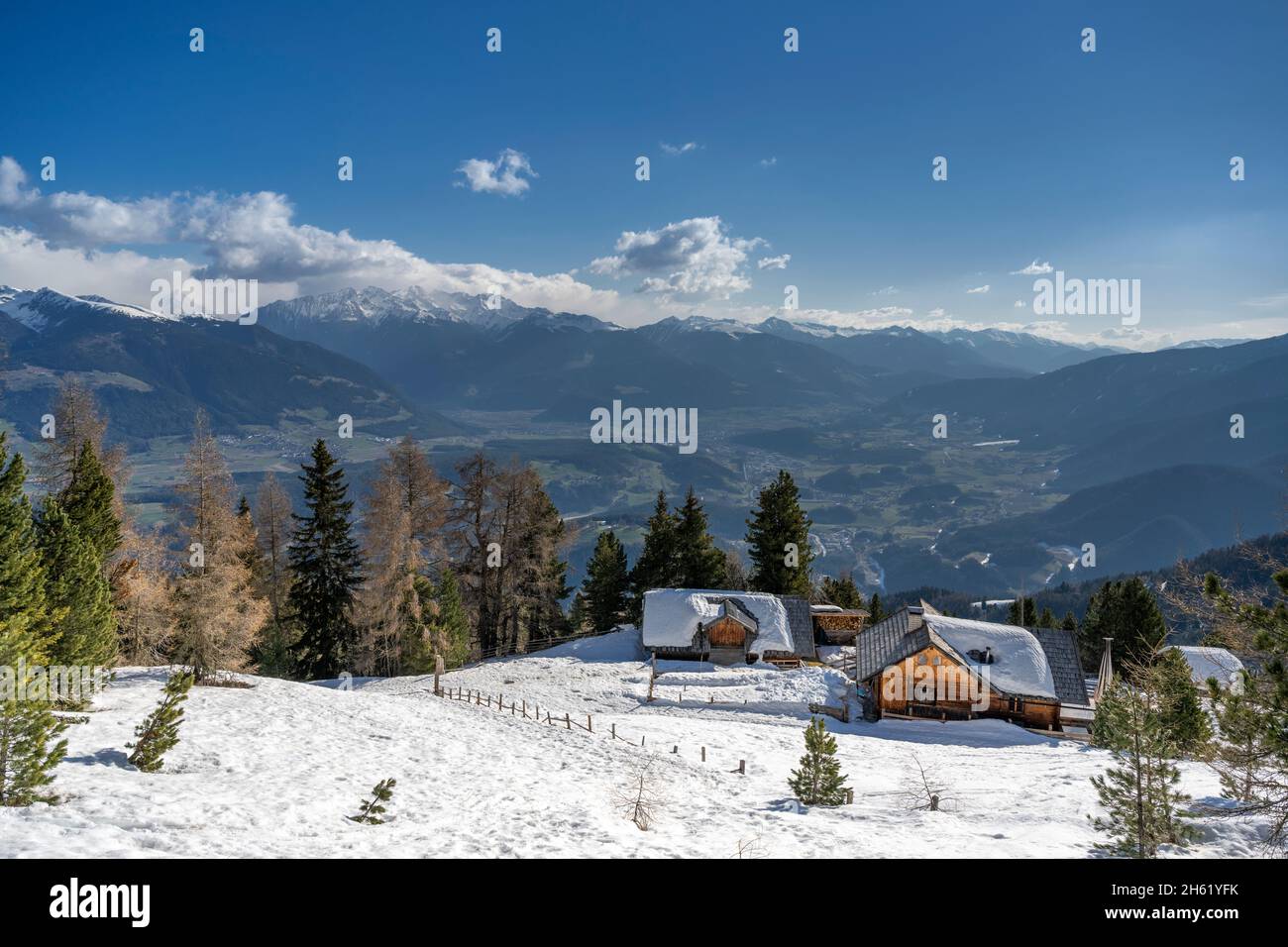 st. lorenzen, alto adige, provincia di bolzano, italia. l'almo valdero in salita verso l'astjoch. dietro il bacino della valle di brunico Foto Stock