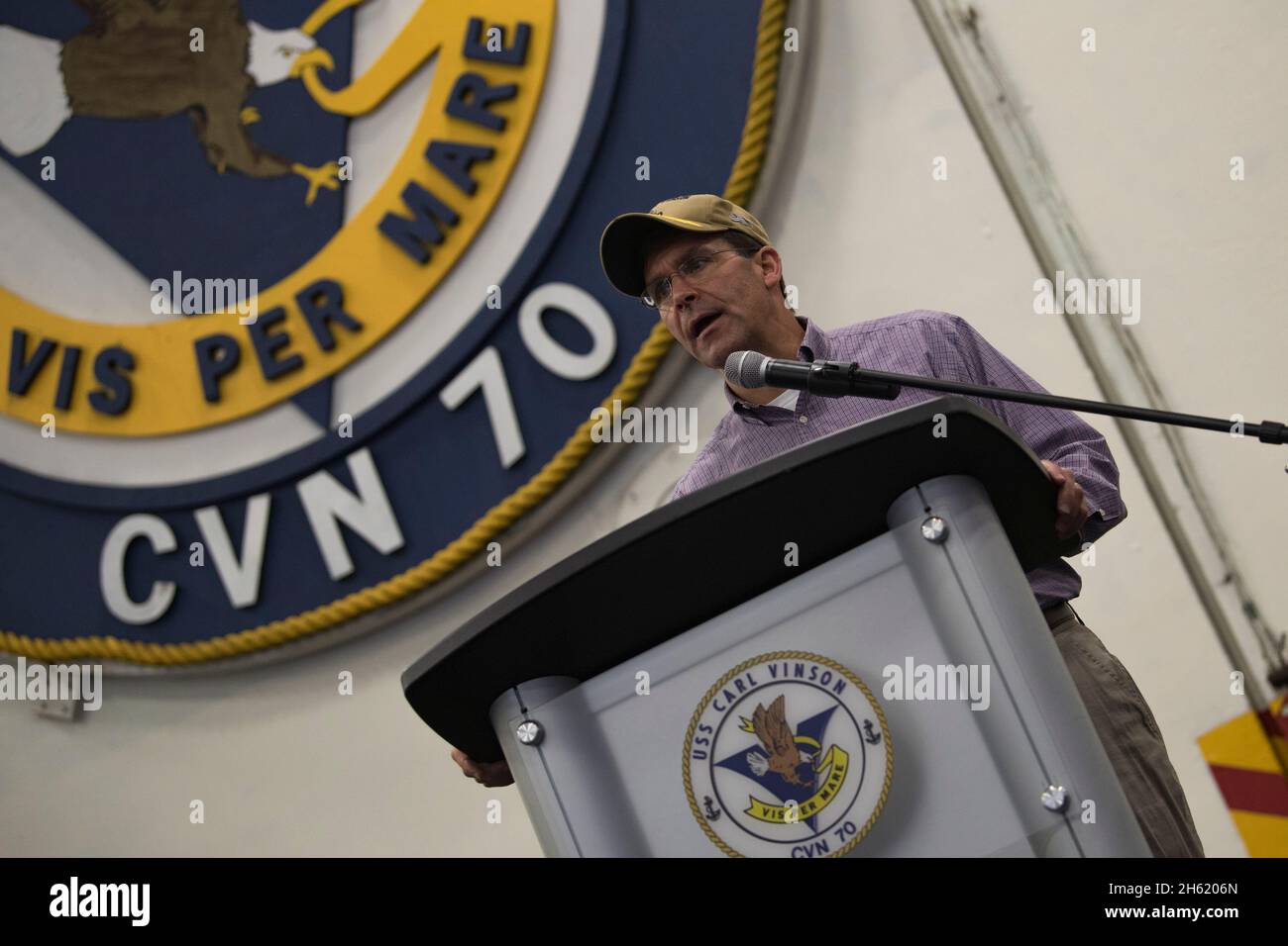 Reportage: Il Segretario della Difesa Mark T. Esper parla ai marinai in una chiamata generale sulla portaerei nucleare di classe Nimitz USS Carl Vinson, in corso nell'Oceano Pacifico, 17 settembre 2020. Foto Stock