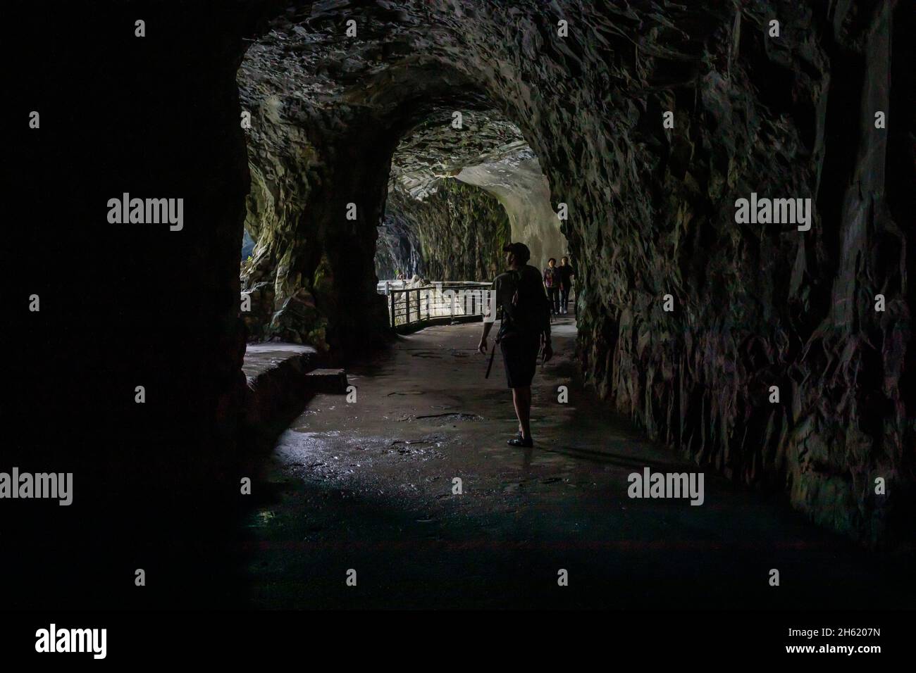 turisti in formazioni rocciose nel parco nazionale della gola di taroko Foto Stock