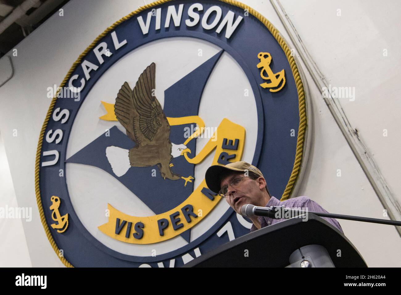 Reportage: Il Segretario della Difesa Mark T. Esper parla ai marinai in una chiamata generale sulla portaerei nucleare di classe Nimitz USS Carl Vinson, in corso nell'Oceano Pacifico, 17 settembre 2020. Foto Stock