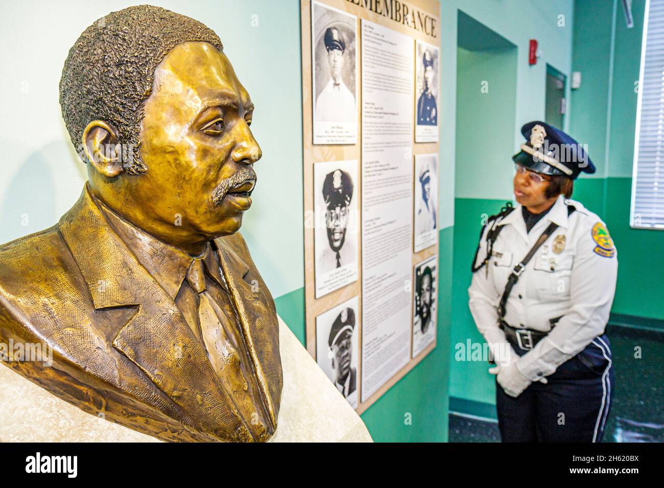 Miami Florida,Overtown,Black Police Precinct & Courthouse Museum,Black woman female looking maschio poliziotto busto ucciso sul lavoro in mostra Foto Stock