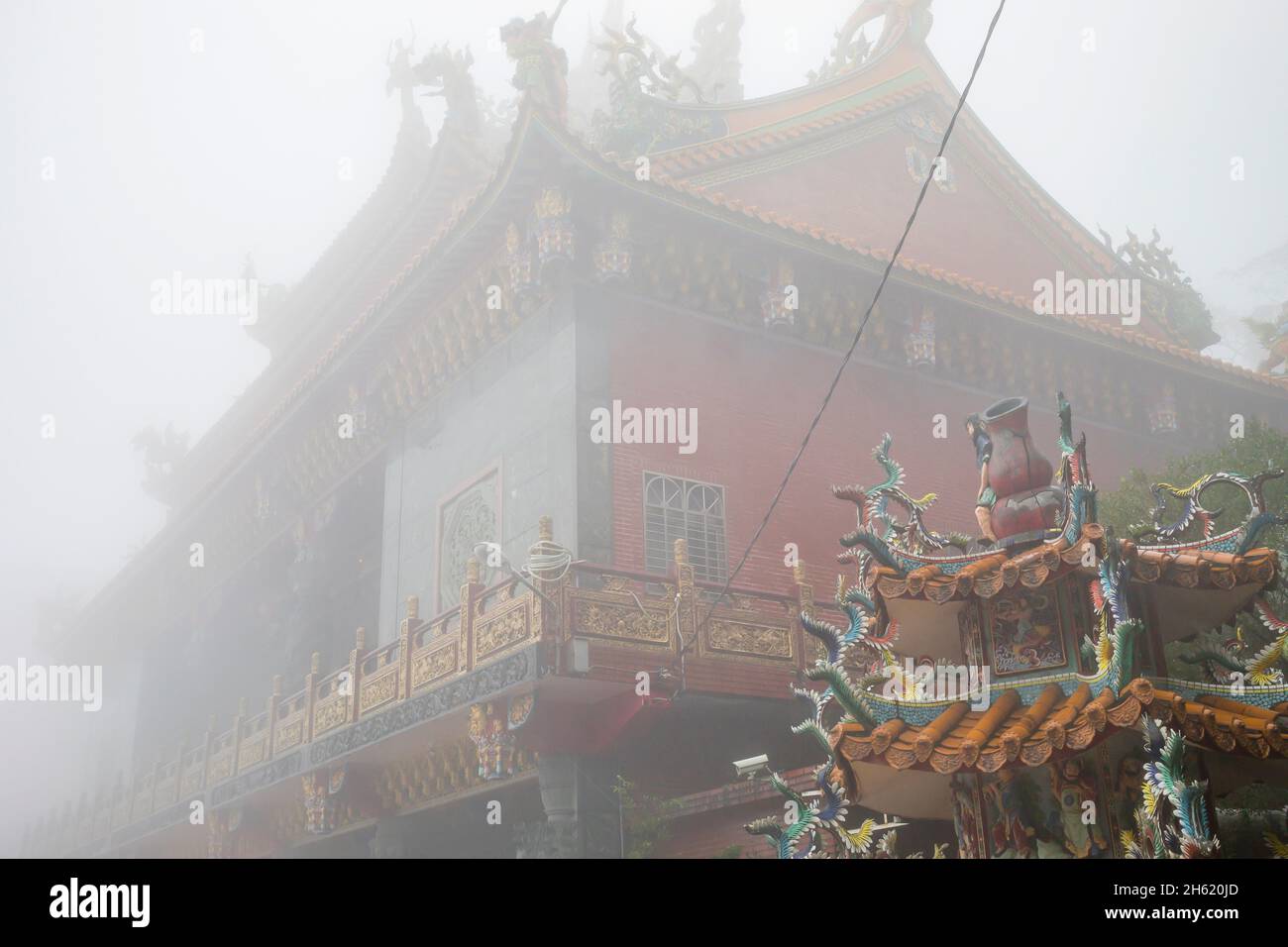 tempio nella nebbia, jiufen vecchia strada, storico villaggio di montagna con strade strette Foto Stock