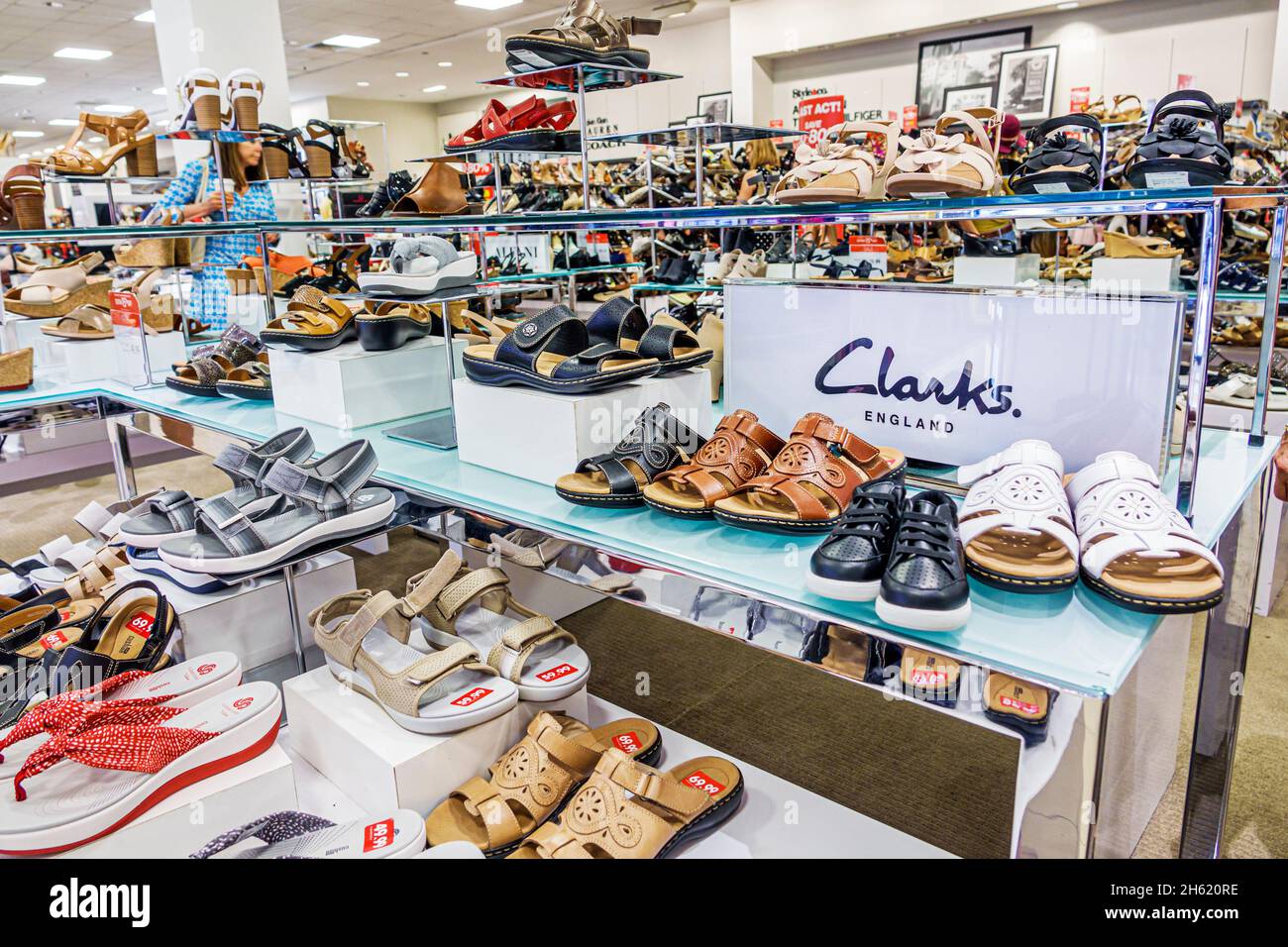 Jensen Beach Florida, Macy's Department Store, all'interno del mercato interno dello shopping che vende al dettaglio, scarpe da donna, esposizione di vendita di sandali Clarks Foto Stock