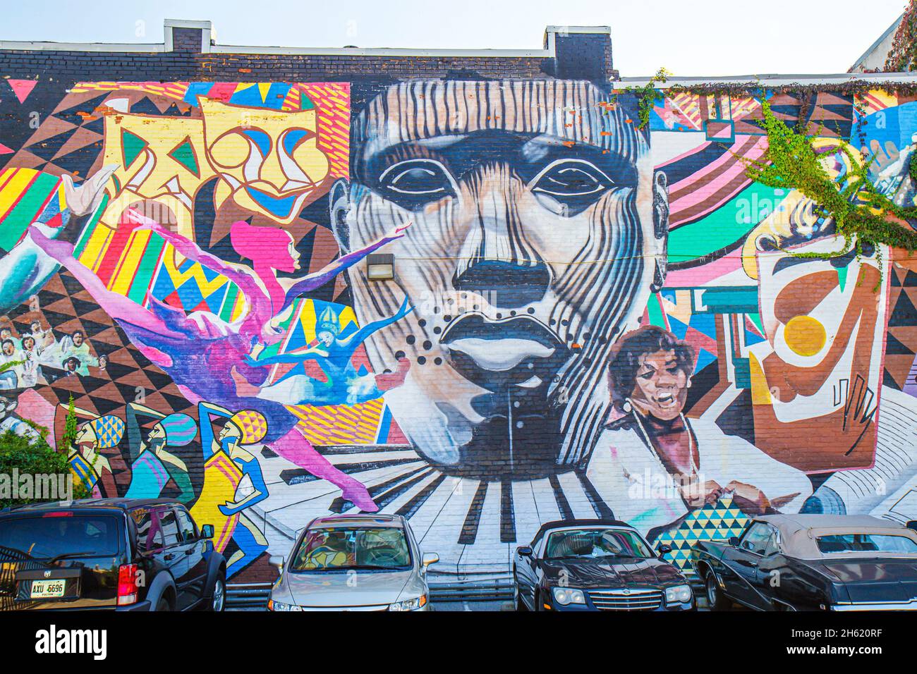 Atlanta Georgia, Edgewood Avenue edificio muro murale danza, teatro viso, maschera Black parcheggio Lot Foto Stock