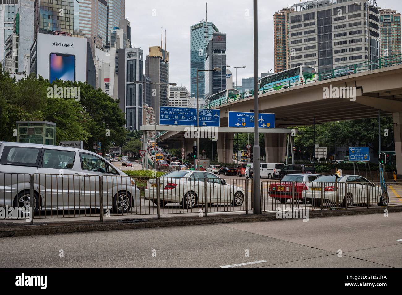 traffico stradale ed edifici a hong kong Foto Stock