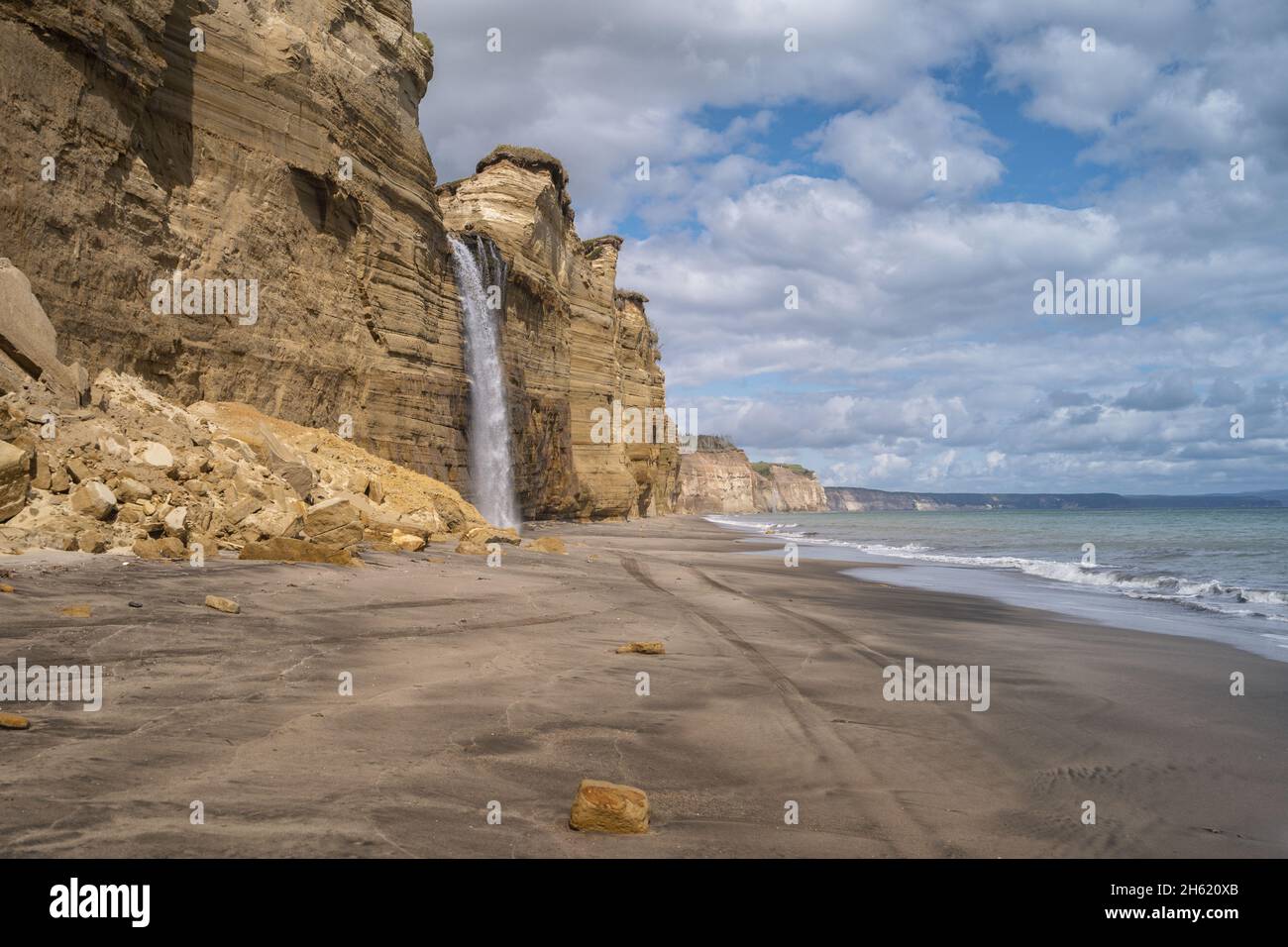 Cascata sulla scogliera di Golovinsky sull'isola di Kunashir, Isole Kuril, Russia Foto Stock