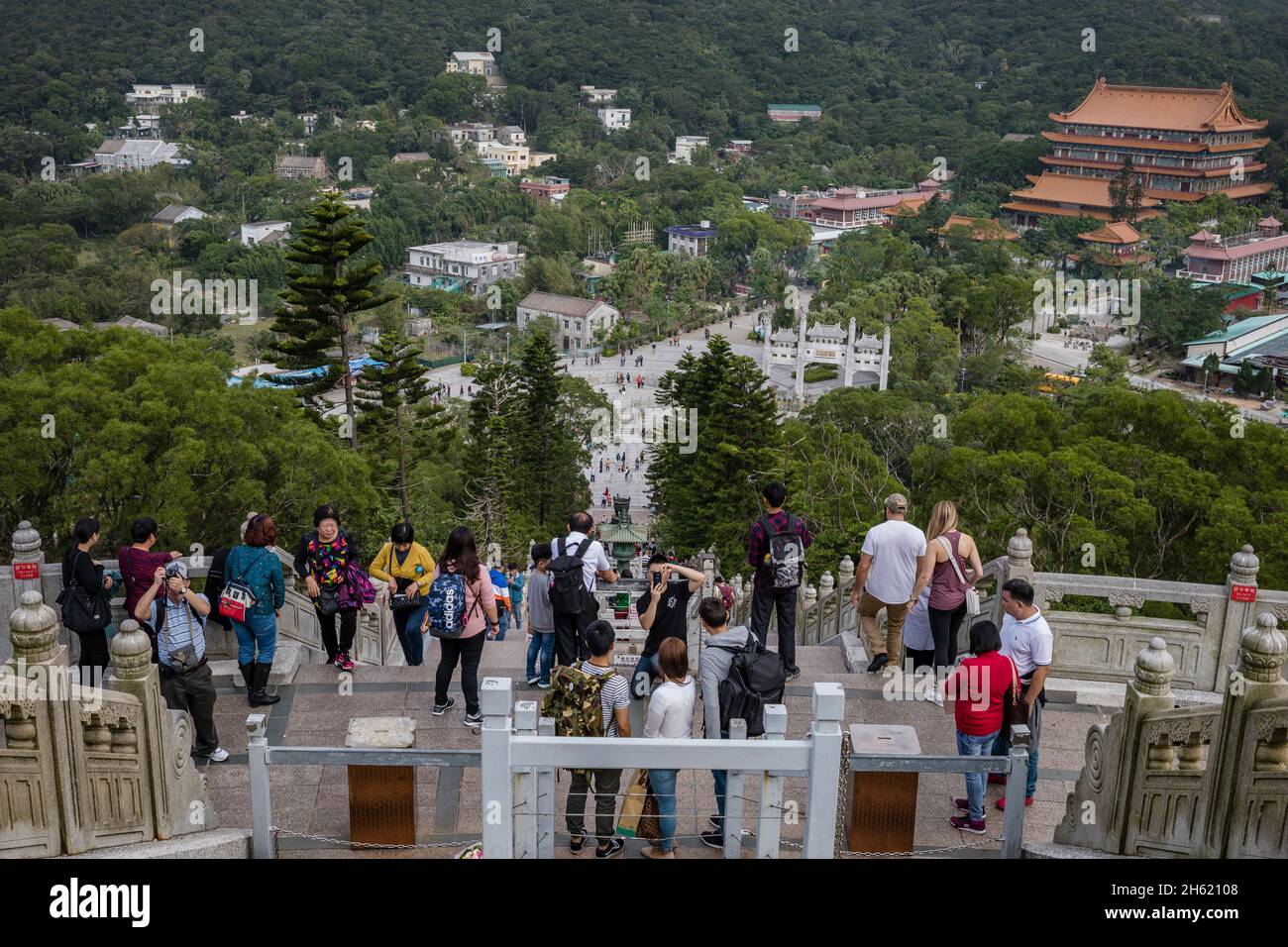 vista dal tian tan buddha del villaggio di ngong ping, lantau, l'isola barriera più grande di hong kong Foto Stock