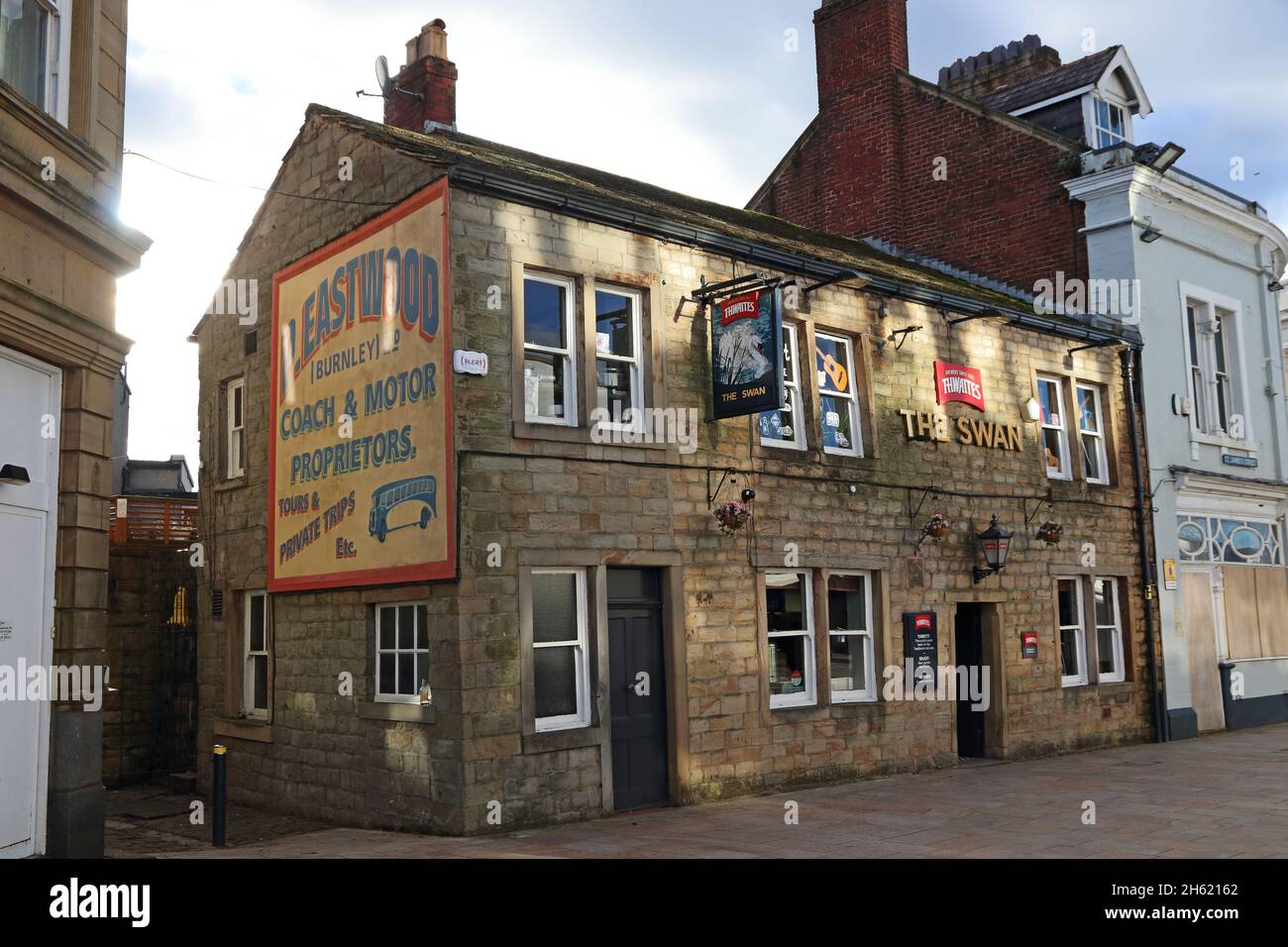 Il pub Swan, con un grande vecchio spot sulla parete laterale, Burnley Foto Stock