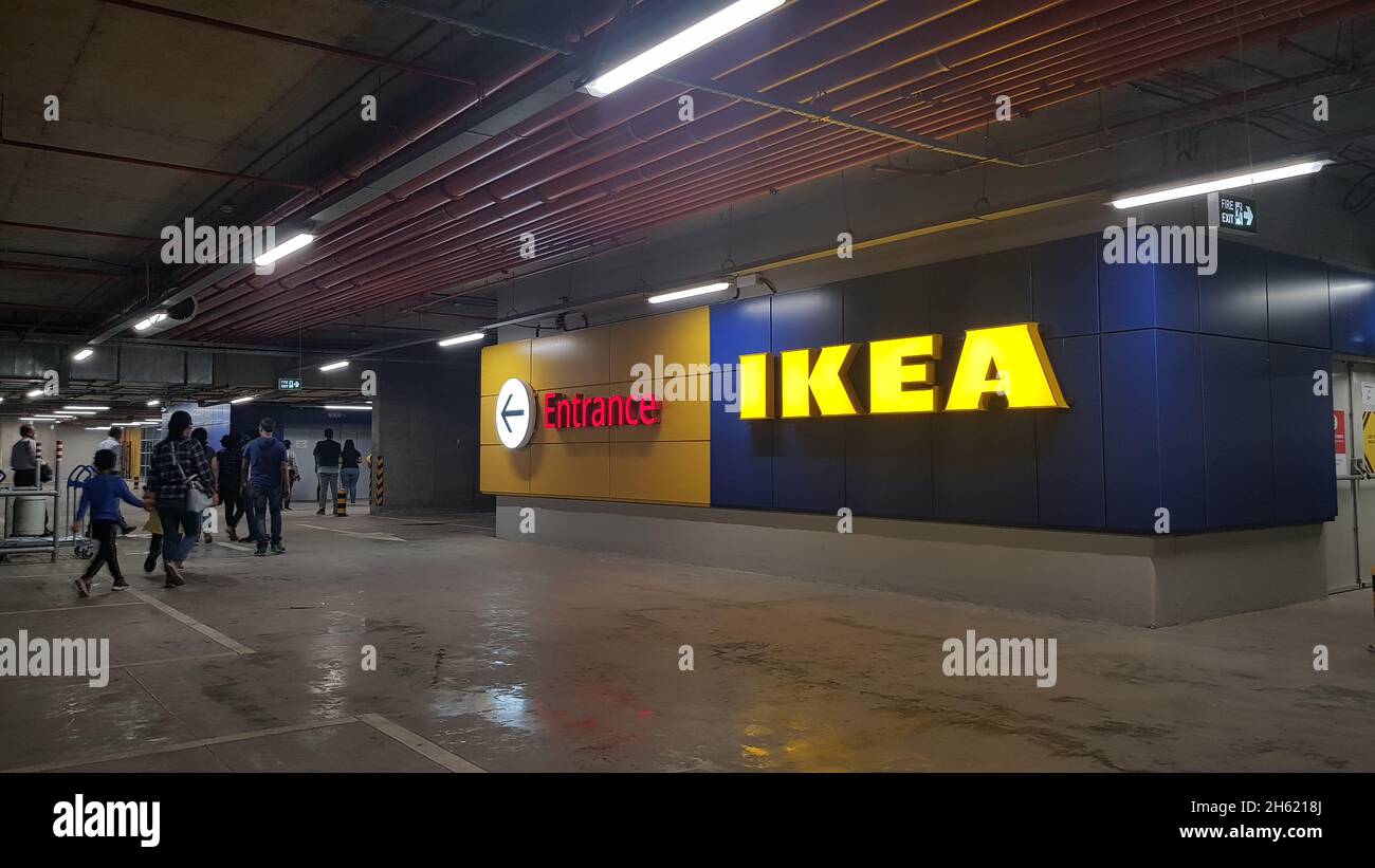 Mumbai, Maharashtra, India, Nov 11 2021: Cartello Mumbai Ikea all'ingresso. I clienti tornano in grande numero dopo l'entrata in vigore delle restrizioni Covid Foto Stock