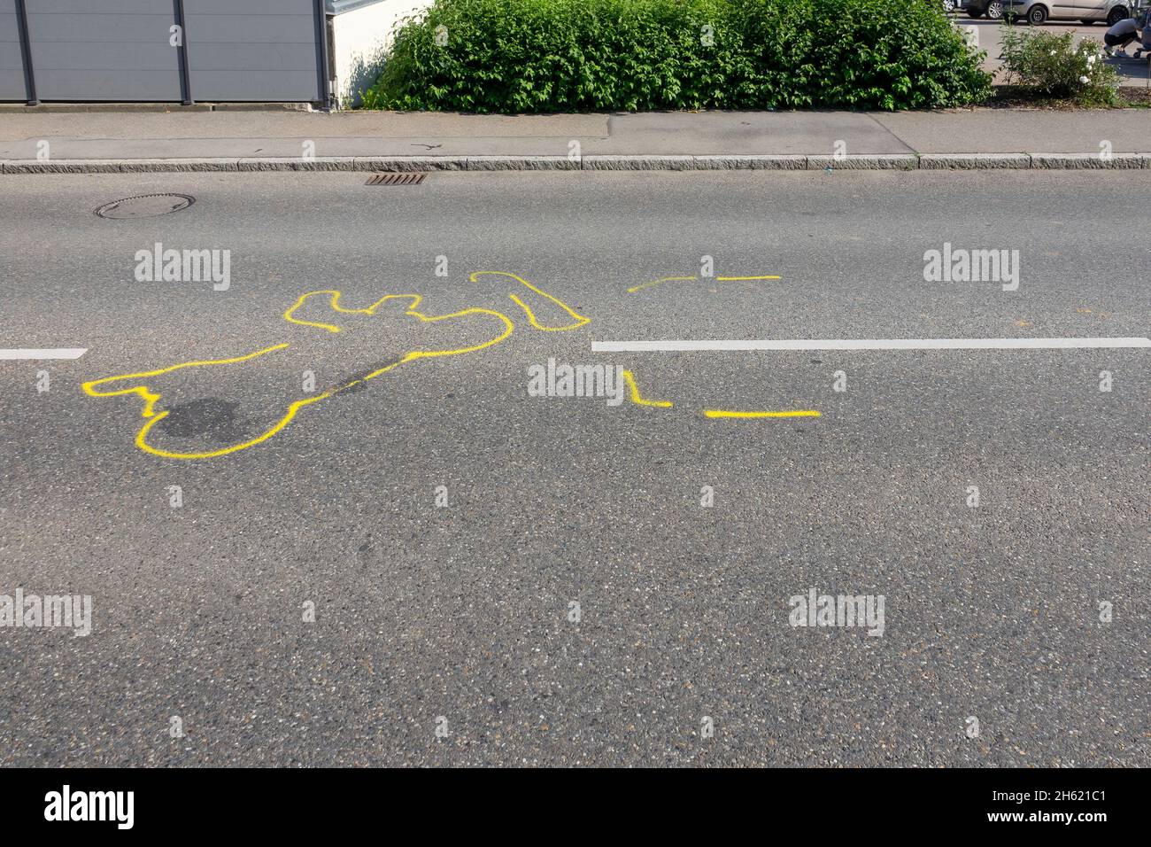 incidente motociclistico su una strada, segno di gesso sulla strada Foto Stock