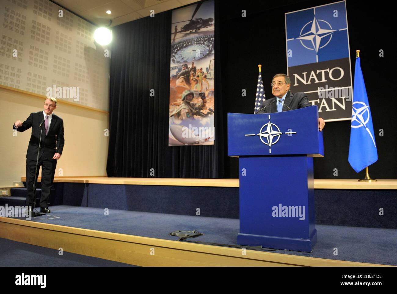 Assistente al Segretario della Difesa per gli Affari pubblici George Little, a sinistra, gesti verso i giornalisti come il Segretario della Difesa Leon Panetta prende domande durante una conferenza stampa 22 febbraio 2013. Foto Stock
