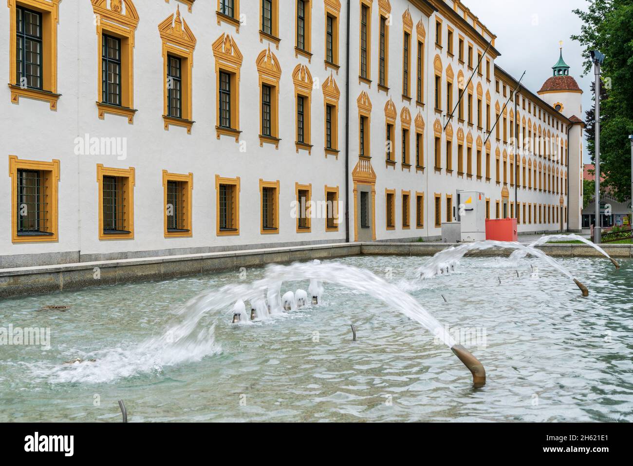 residenza storica con fontana nel centro storico di kempten, baviera Foto Stock