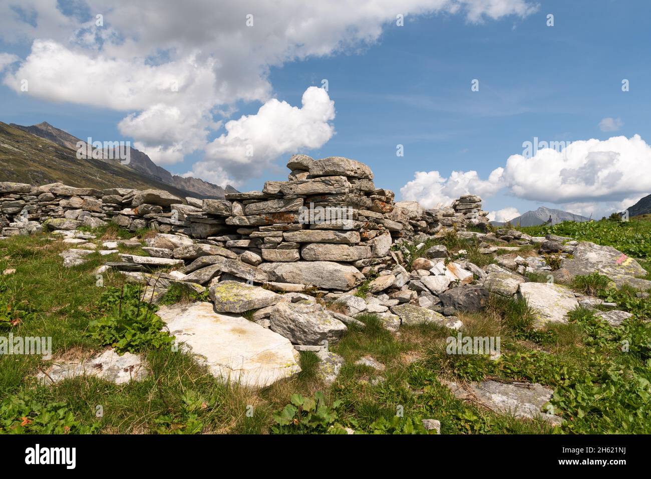 Vals, Svizzera, 21 agosto 2021 Torre fatta con pietre su un campo verde Foto Stock