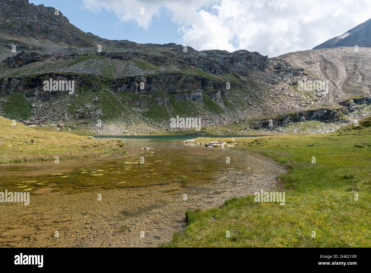 Vals, Svizzera, 21 agosto 2021 piccolo lago in montagna in una giornata di sole Foto Stock