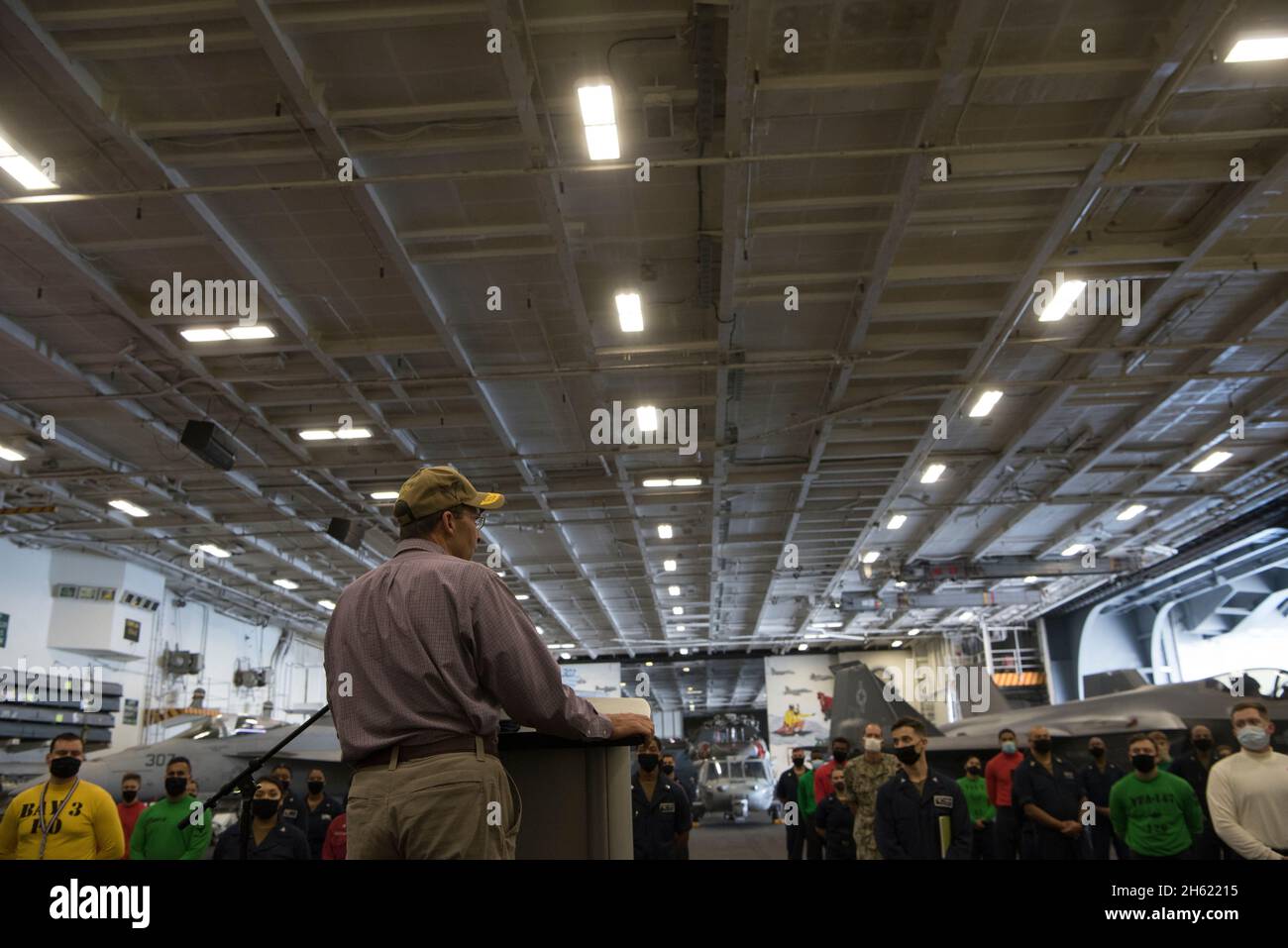Reportage: Il Segretario della Difesa Mark T. Esper parla ai marinai in una chiamata generale sulla portaerei nucleare di classe Nimitz USS Carl Vinson, in corso nell'Oceano Pacifico, 17 settembre 2020. Foto Stock