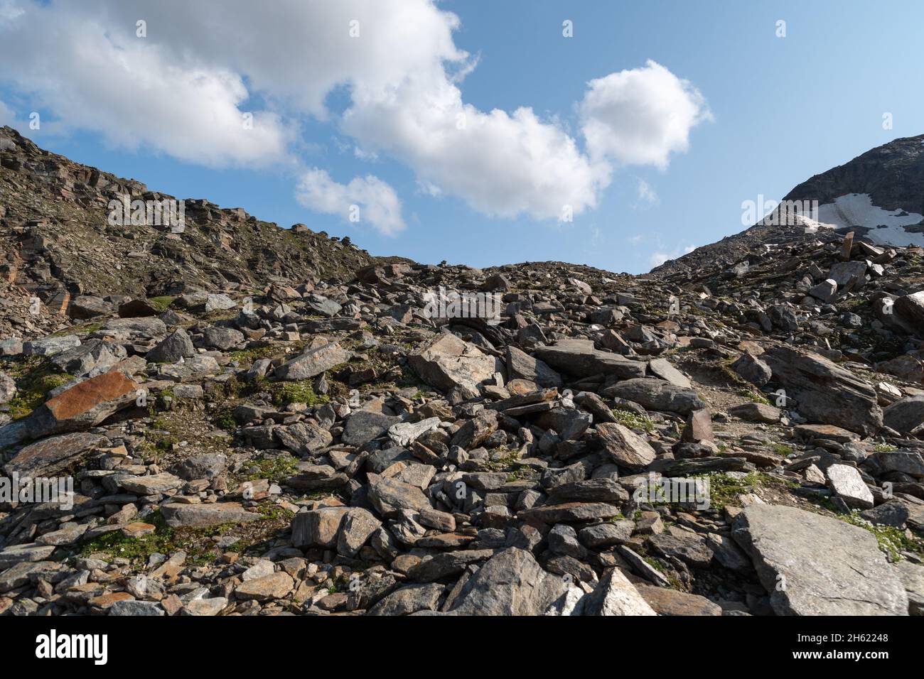 Vals, Svizzera, 21 agosto 2021 grandi pietre che giacciono intorno sulla cima delle alpi Foto Stock