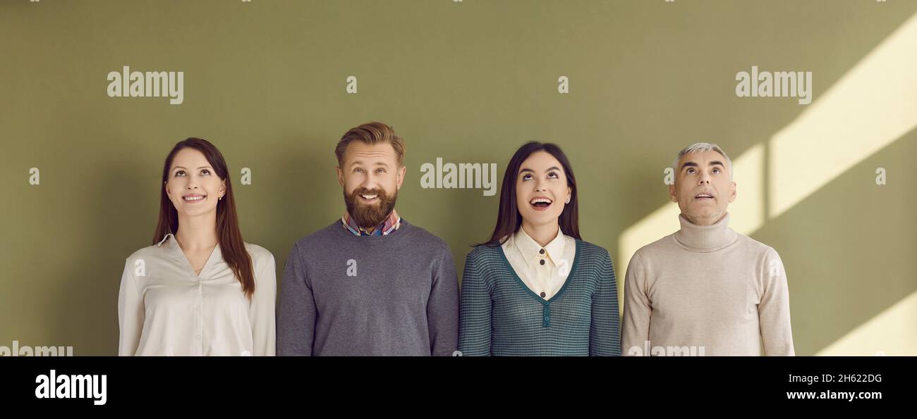 Banner con gruppo di persone che guardano in su con espressioni facciali sorpresi e felici Foto Stock
