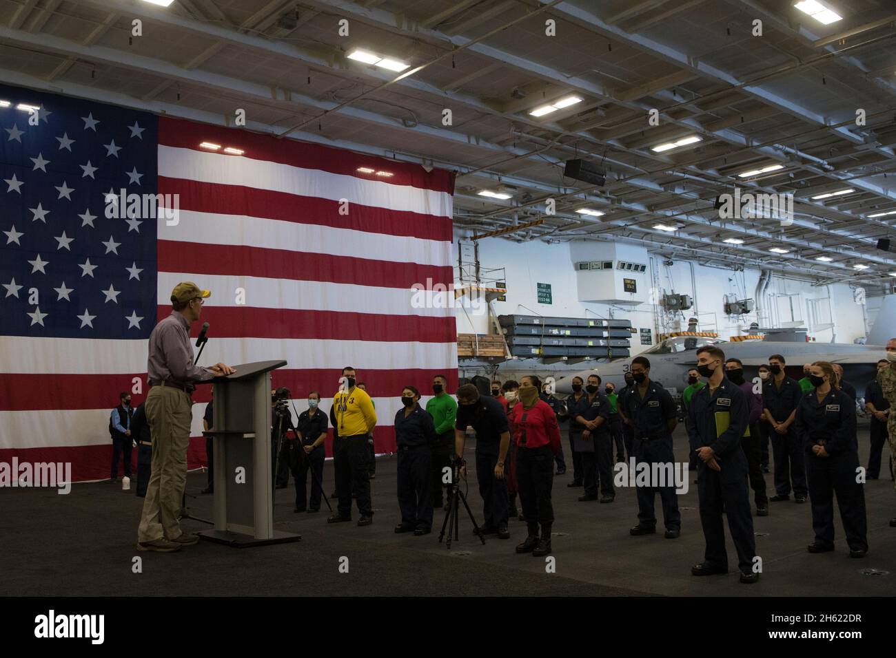Reportage: Il Segretario della Difesa Mark T. Esper parla ai marinai in una chiamata generale sulla portaerei nucleare di classe Nimitz USS Carl Vinson, in corso nell'Oceano Pacifico, 17 settembre 2020. Foto Stock