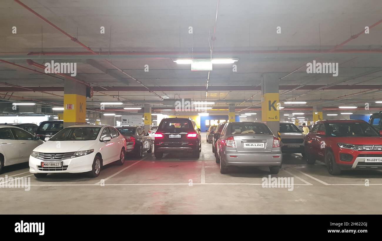 Mumbai, Maharashtra, India, Nov 11 2021: Mumbai Ikea parcheggio con pieno di auto. I clienti tornano in grande numero dopo le restrizioni di Covid Foto Stock