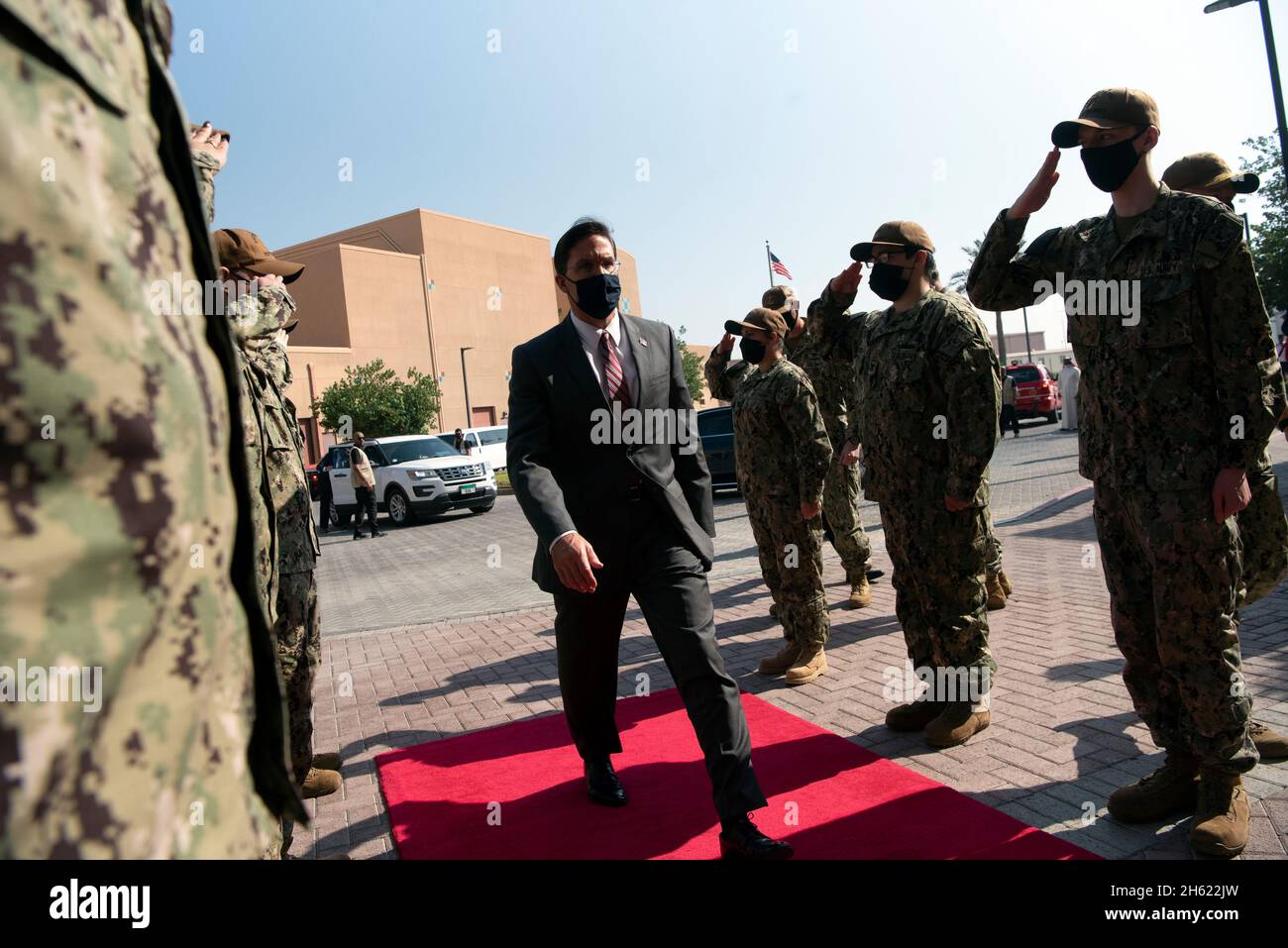 Reportage: Il Segretario della Difesa Dr. Mark Esper arriva al Naval Support Activity Bahrain, 28 ottobre 2020. Foto Stock
