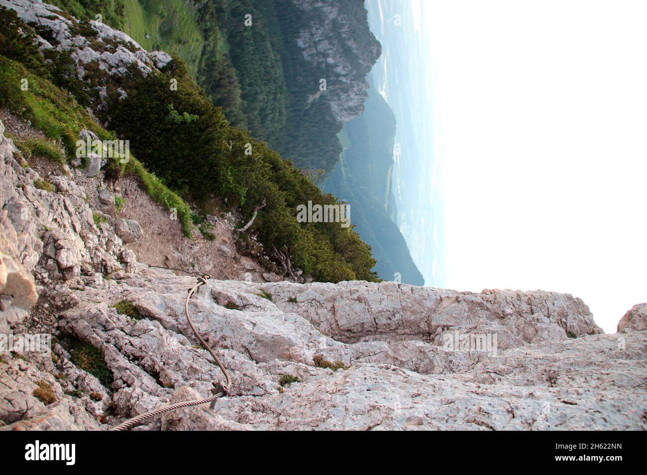 montagna sicura durante l'escursione fino alla cima del kampenwand (1669 m) in chiemgau, alpi chiemgau, vicino aschau, alta baviera, baviera, germania meridionale, germania Foto Stock