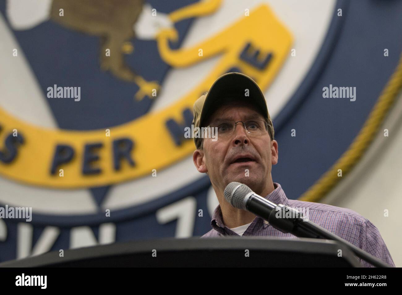 Reportage: Il Segretario della Difesa Mark T. Esper parla ai marinai in una chiamata generale sulla portaerei nucleare di classe Nimitz USS Carl Vinson, in corso nell'Oceano Pacifico, 17 settembre 2020. Foto Stock